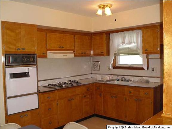 5th image of 249 Ardsley St
