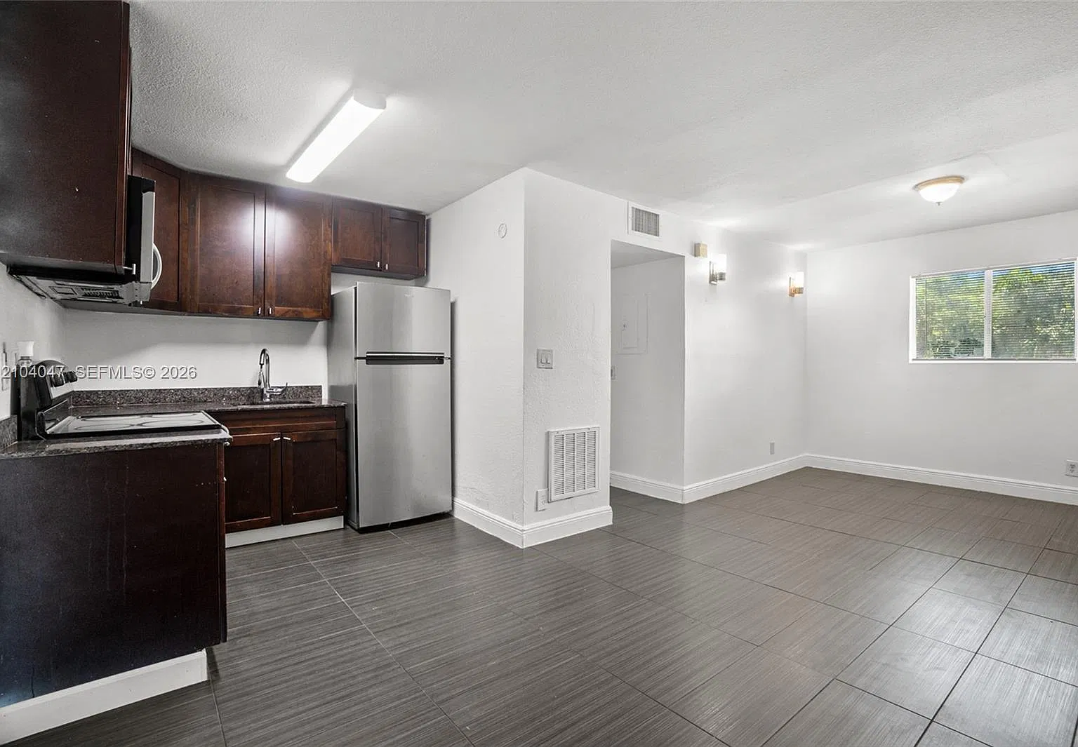 37 SW 14th St — Photo 3