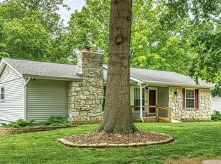 40 Raintree Ct, Fenton, MO 63026