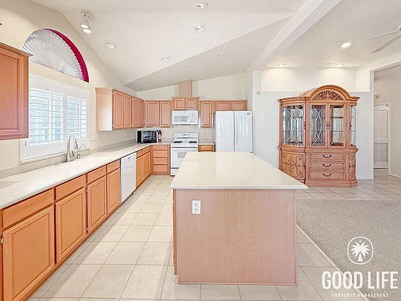 2 bed, 2.0 bath, 1820 sqft, $3,500 — Photo 4