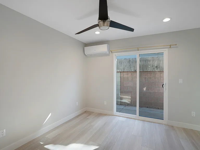 1056 1/2 Emory St — Photo 12