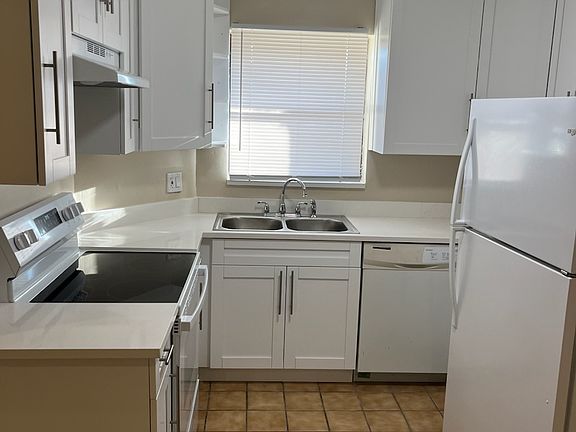 Full Kitchen - Newly Renovated