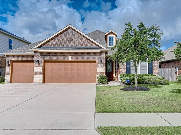 This is an awesome 1-story home that the homeowner has taken such excellent care of - you simply need to move in! Notice the triple wide drive to accommodate the true 3-car garage.