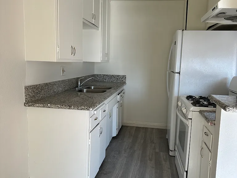 323 W 11th St #17 — Photo 2