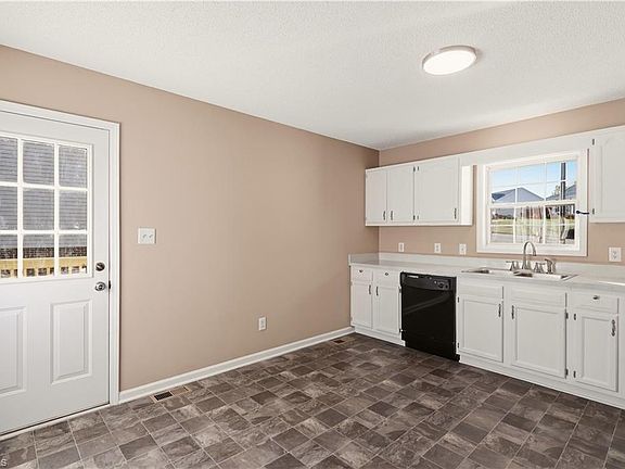 5th image of 24 Stoney Point Ct