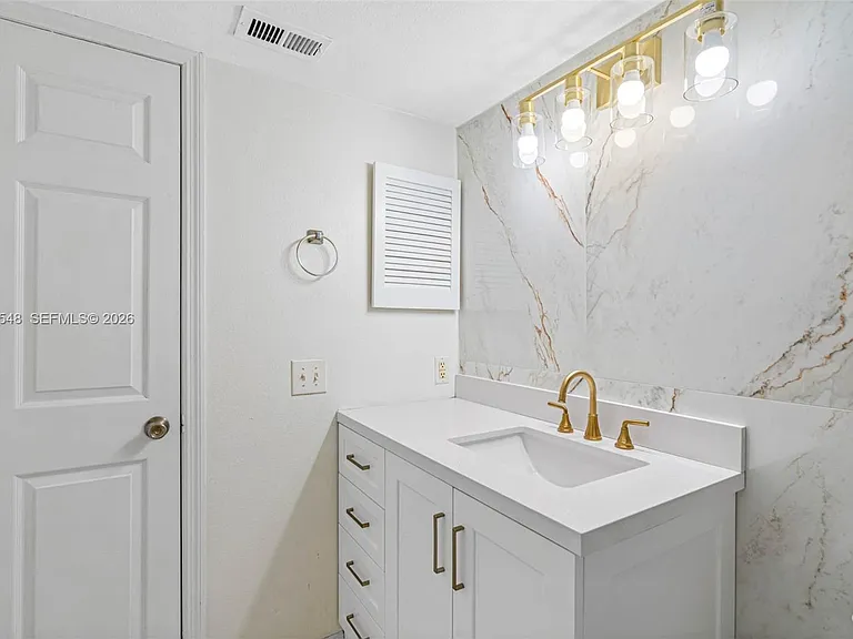 1000 W Horatio St #114 — Photo 27