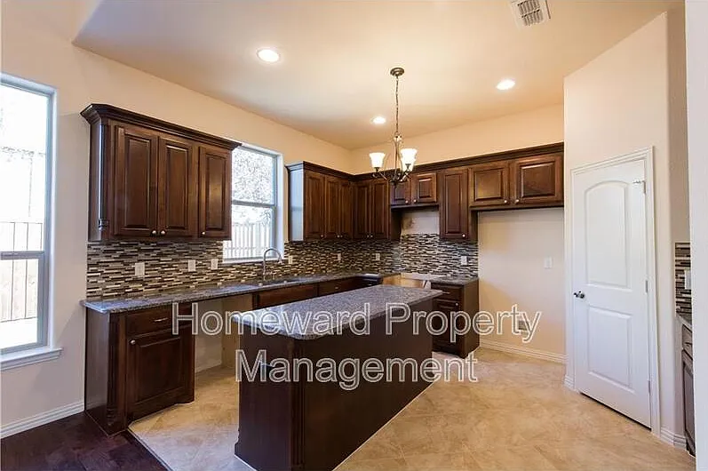 5 bed, 3.0 bath, 3395 sqft, $3,500 — Photo 4