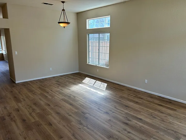 580 Creekwood Ct — Photo 4