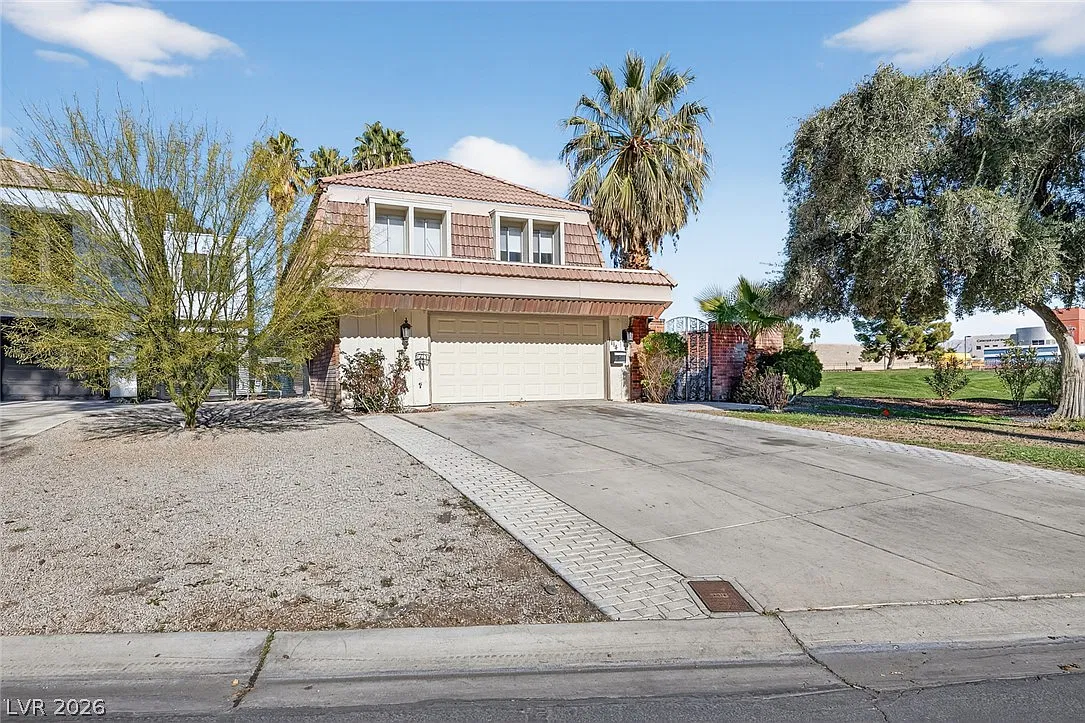 3 bed, 2.5 bath, 2127 sqft, $2,116 — Photo 2