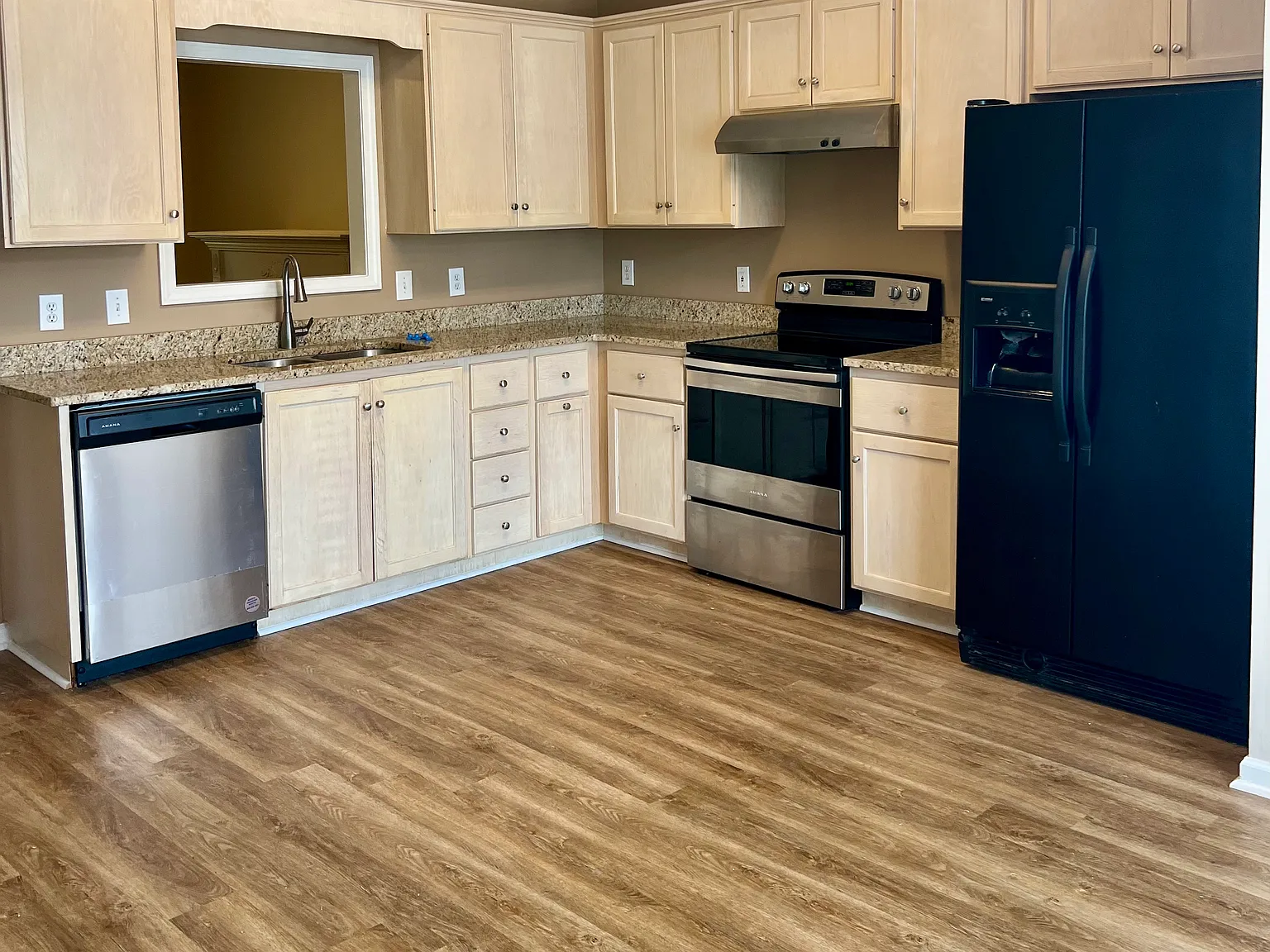 3 bed, 2.5 bath, 1480 sqft, $1,590 — Photo 2