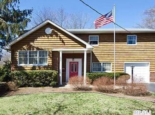 156 Edgewood Ave, Oakdale, NY 11769