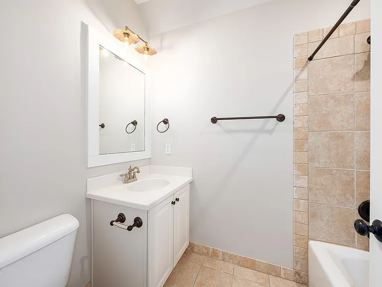 218 Hawthorn St — Photo 30