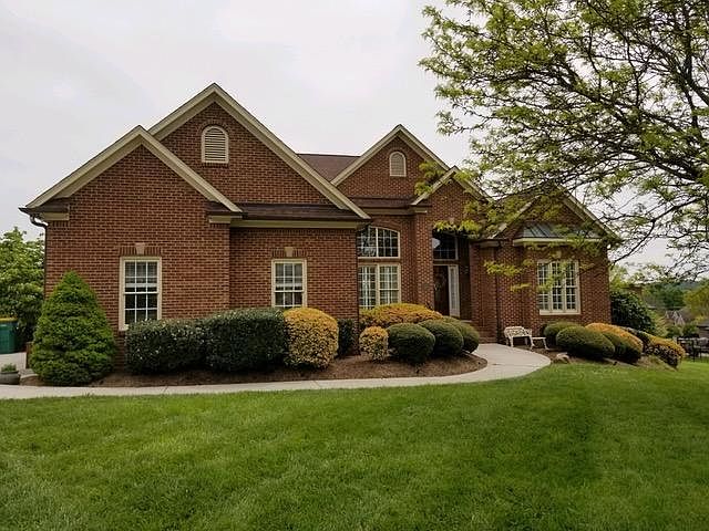 2nd image of 725 Lake Vista Ln