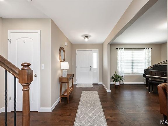 4th image of 832 Bridgeway Dr
