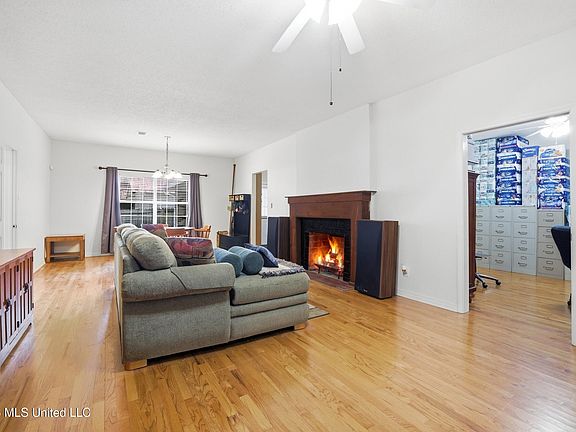 5th image of 474 Forrest Ave