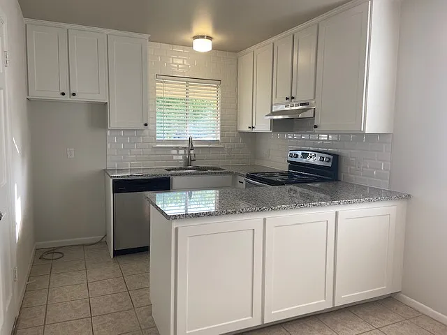 2 bed, 1.5 bath, 1010 sqft, $1,300 — Photo 4
