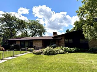 2201 W Acacia Rd, Glendale, WI 53209