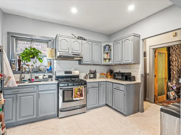 938 Troy Avenue image 10 of 24