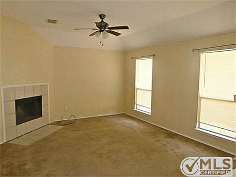 5th image of 1049 Cove Hollow Dr