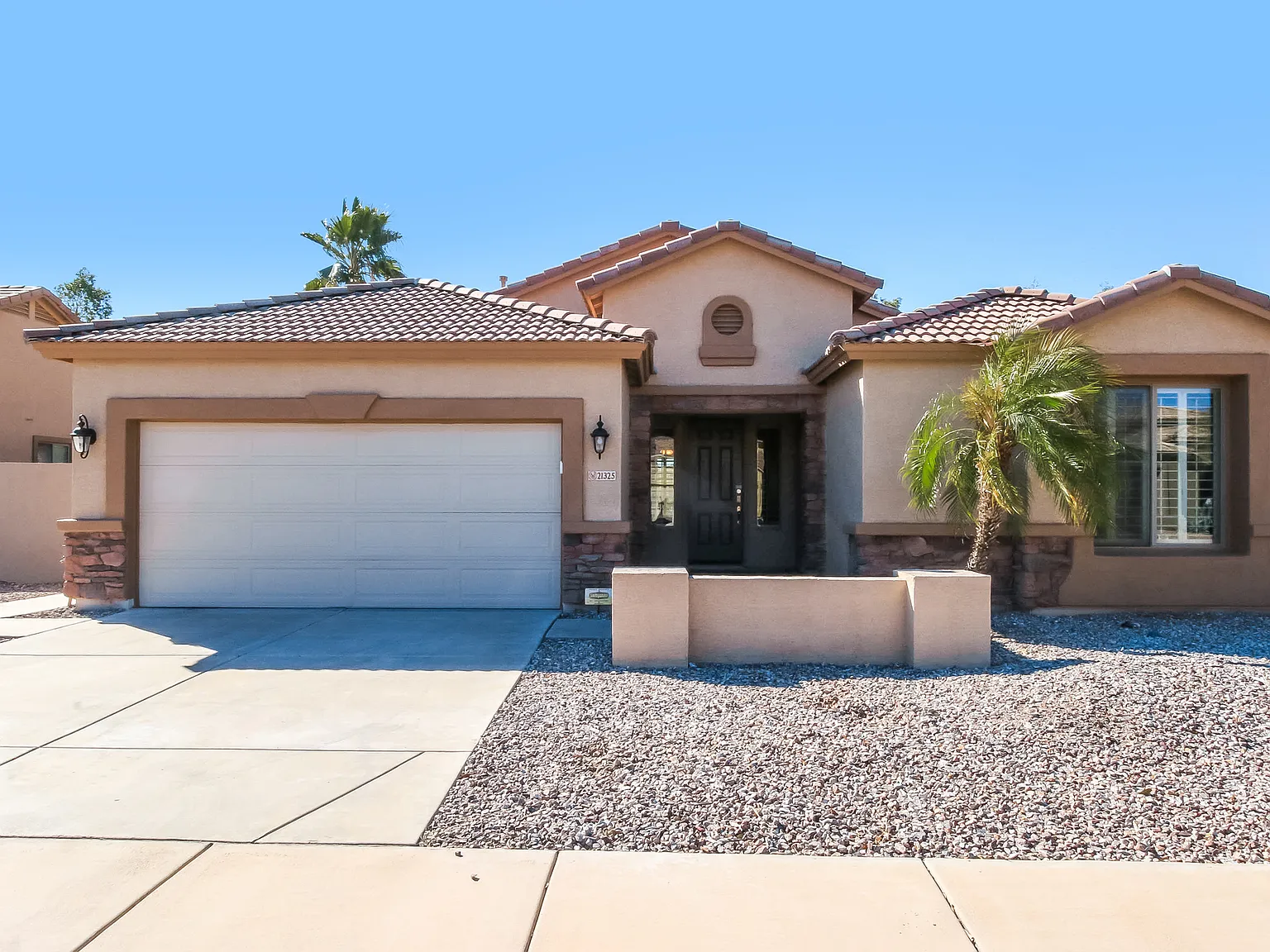3 bed, 1715 sqft, $1,995 — Photo 1