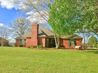 4592 S Lake Dr, Tupelo, MS 38801