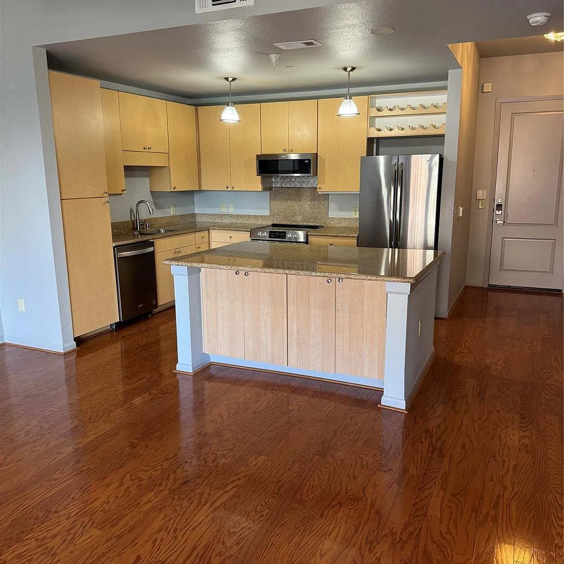 1 bed, 1.0 bath, 905 sqft, $1,750 — Photo 1