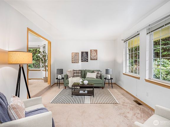 4th image of 1000 NE Mount Ellinor Court
