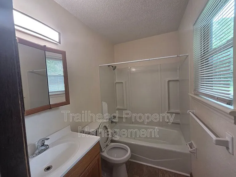 1302 E T C Lea Rd #T — Photo 8