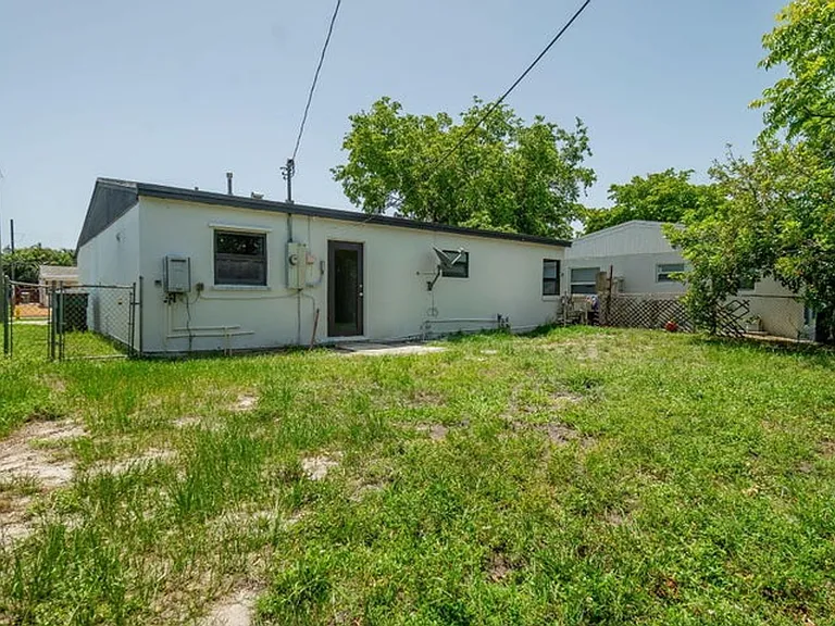 5409 NE 4th Ave — Photo 18
