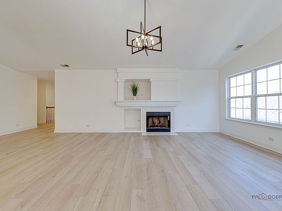 3rd image of 517 E Saddlebrook Ln