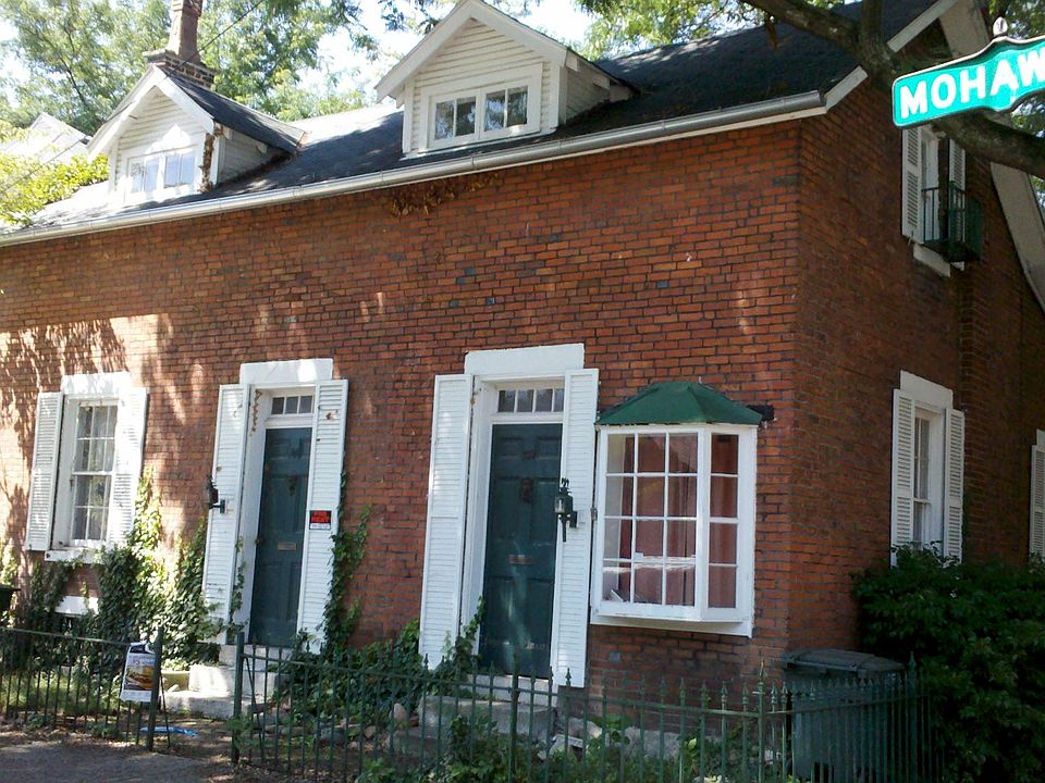 739 Mohawk with bay window