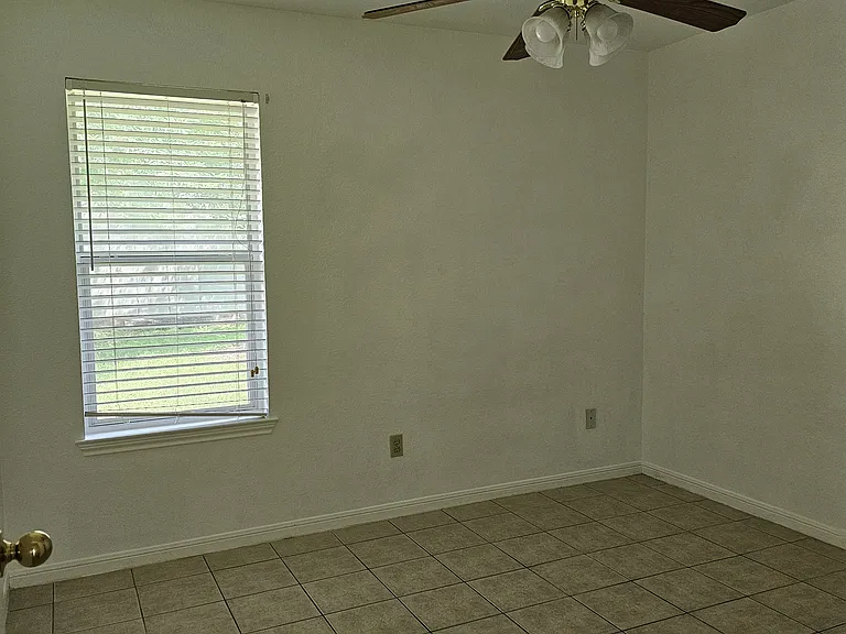 1096 Squire Dr #B — Photo 7