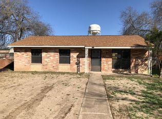 212 W Oppenheimer St, Uvalde, TX 78801