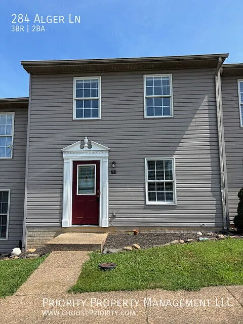 Spacious 3-Bedroom Townhouse in Convenient Broadway Location — Photo 2