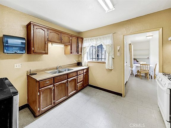 5th image of 10334 Grape St
