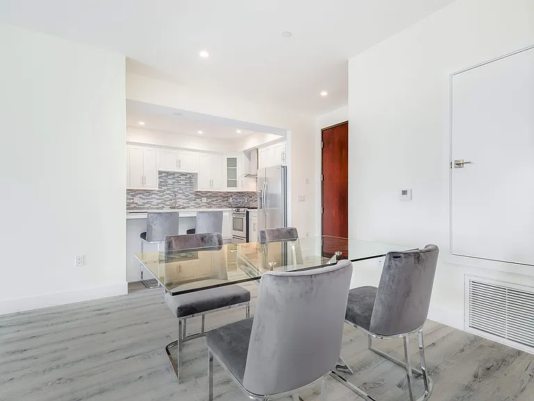 Regency Holt Apartments — Photo 24