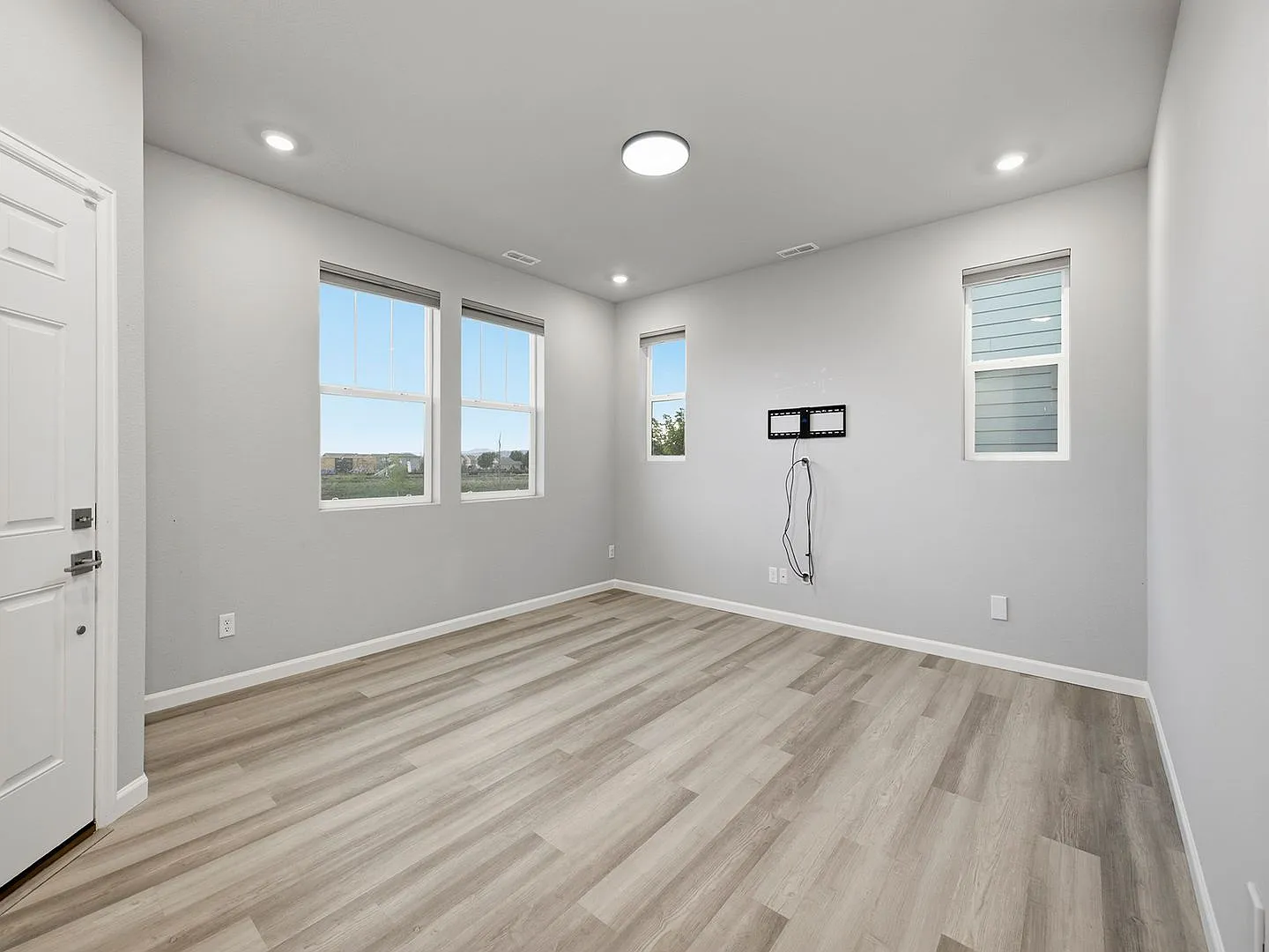 Stunning South-Facing Home with Mountain Views & Modern Finishes! — Photo 2