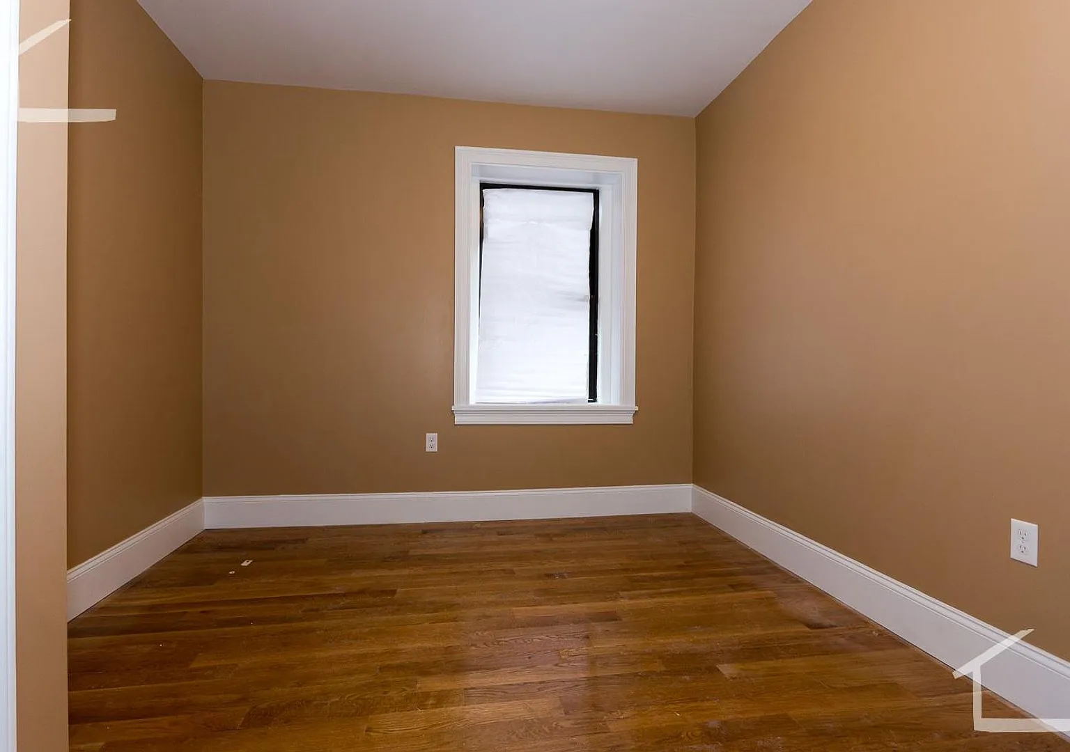 Huge, newly renovated 2 level 5 bed unit near the Green Line! — Photo 4