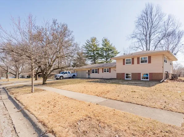 403 Radliff Rd, Bloomington, IL 61701