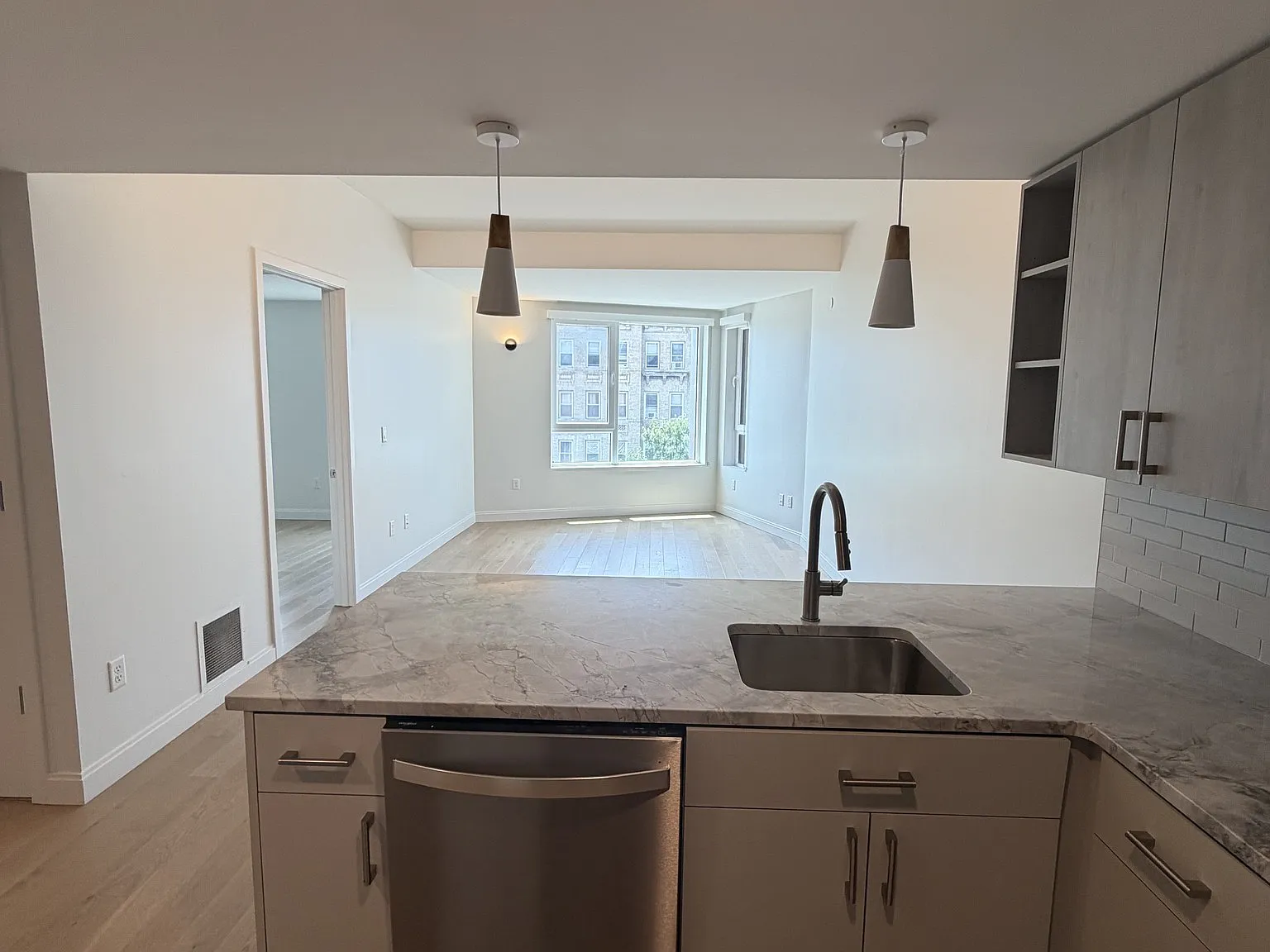 2 bed, 2.0 bath, 948 sqft, $4,700 — Photo 2