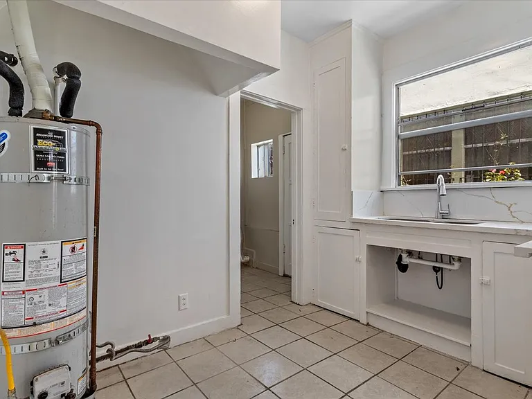 4854 1/4 Mascot St — Photo 13