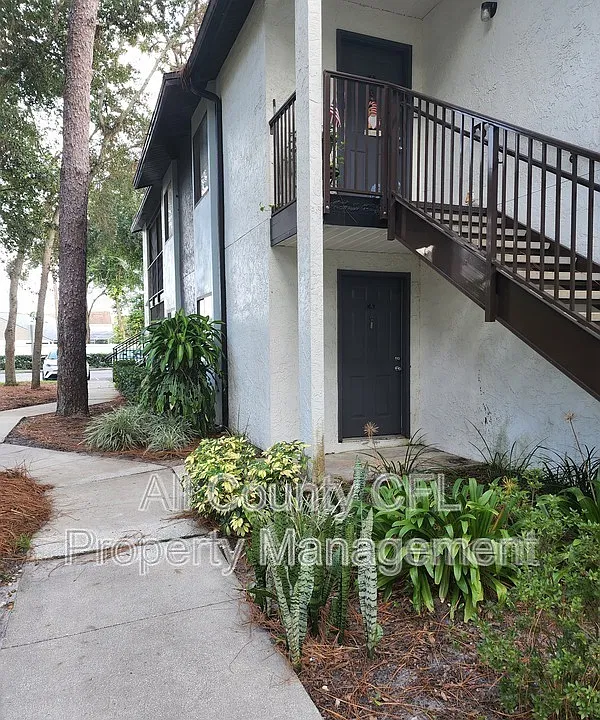 202 Riverbend Dr #104
