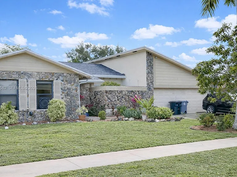 20888 Sugarloaf Ln — Photo 1