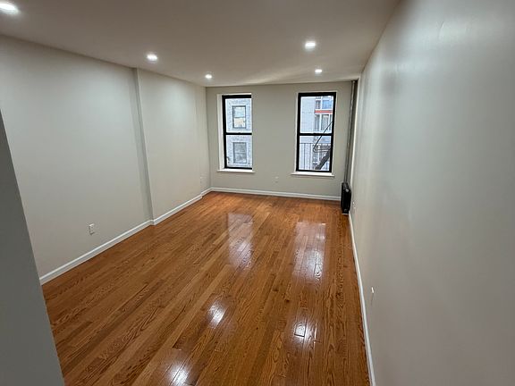3rd image of 346 W 36th St APT 4C