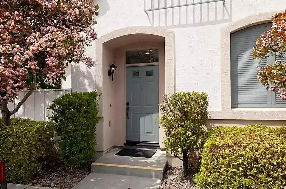 8291 Gold Coast Dr — Photo 2