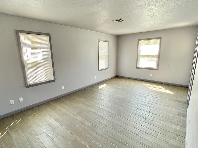 709 E Steed Dr — Photo 6