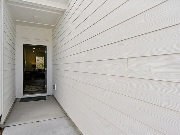 5th image of 104 Malbec Dr