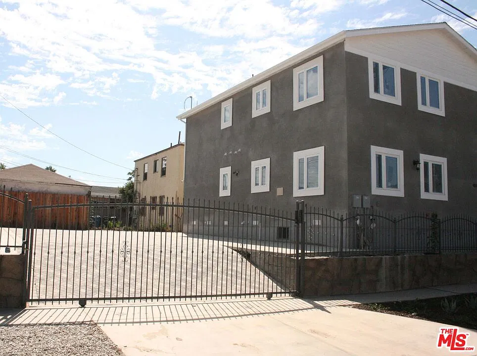 3 bed, 2.0 bath, 1300 sqft, $3,400 — Photo 4
