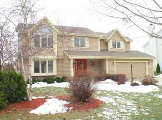 8761 W Whispering Oak Ct, Franklin, WI 53132