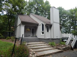 130 Cottontail Ln, Pocono Lake, PA 18347